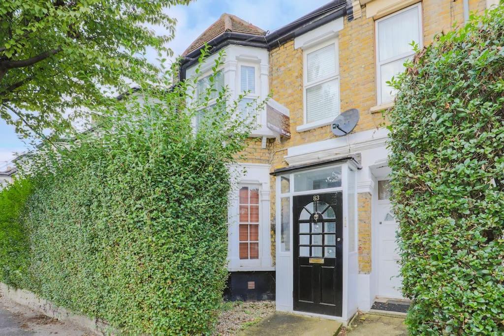 2 Bed Garden Flat Leyton Village Londra Exterior foto